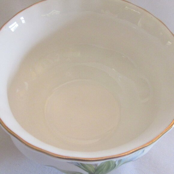 Royal Albert Trillium Sugar Bowl, Gold Gilt Trim, Finest English Bone China  I11 - Picture 2 of 3